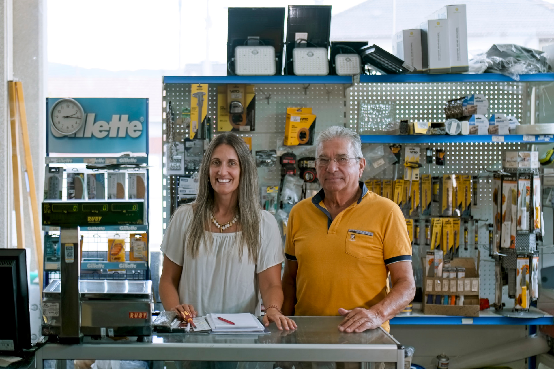 Balcão da Drogaria Campelo com os proprietários
